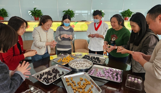 滾湯圓、猜燈謎、制花燈~~元宵節(jié)就要這樣過
